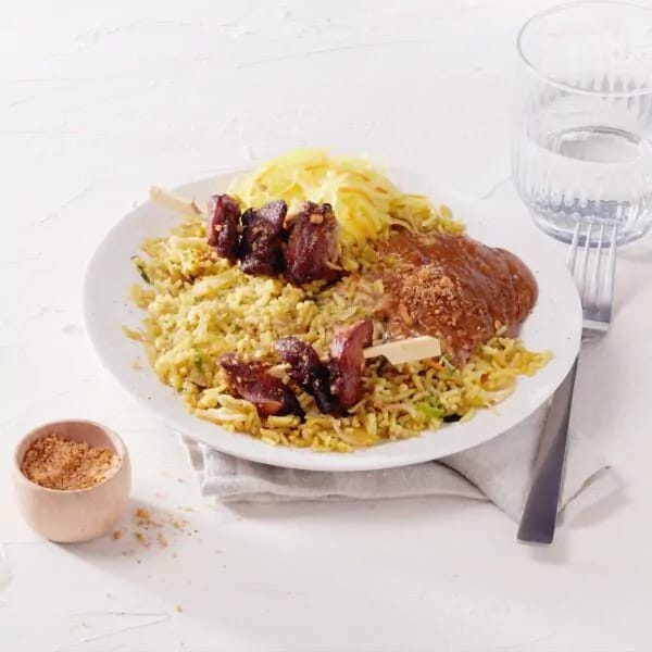 Saté ajam met nasi goreng 